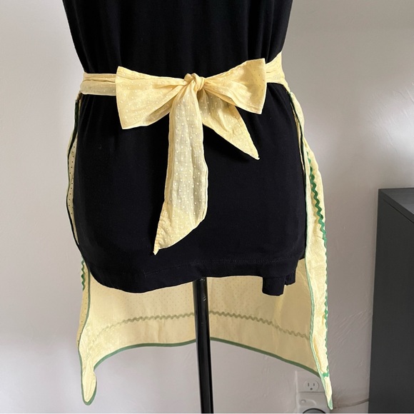 Vintage Yellow Swiss Dot Apron Green Ricrac Trim Floral Pockets - Picture 2 of 6